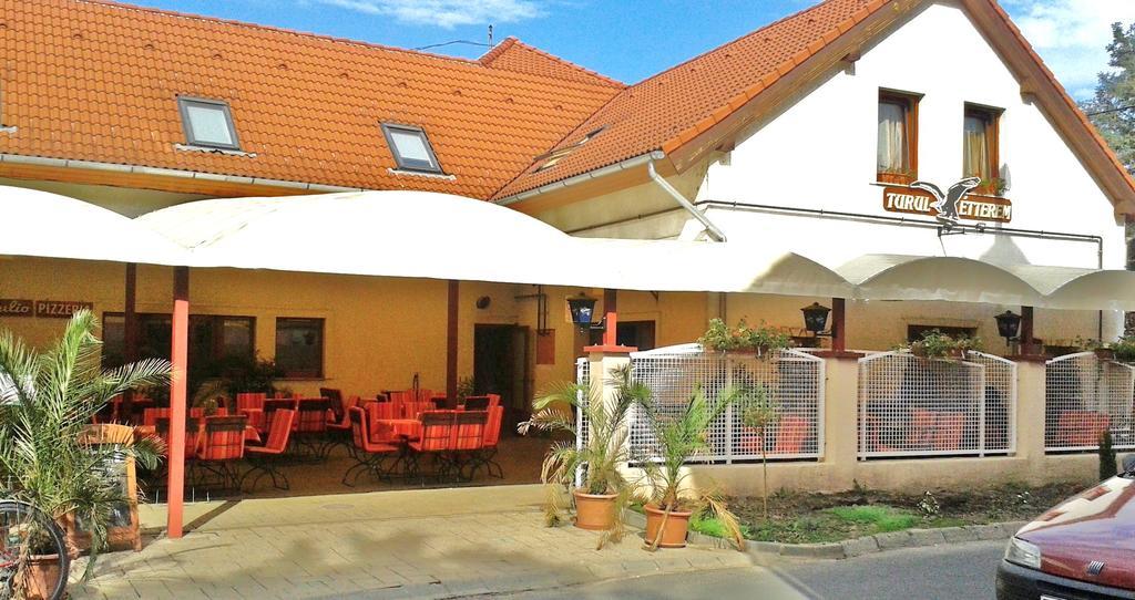 Guest house Turul Etterem Es Panzio