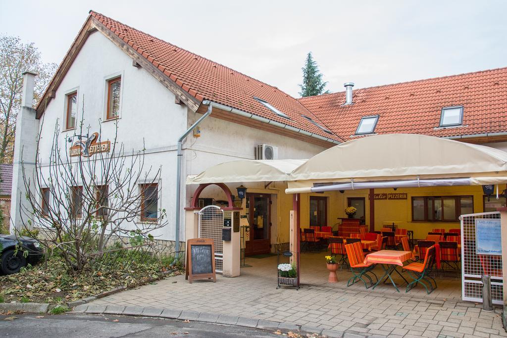 Guest house Turul Etterem Es Panzio